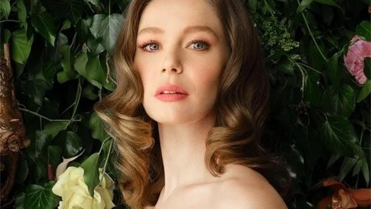 فتاة النافذة